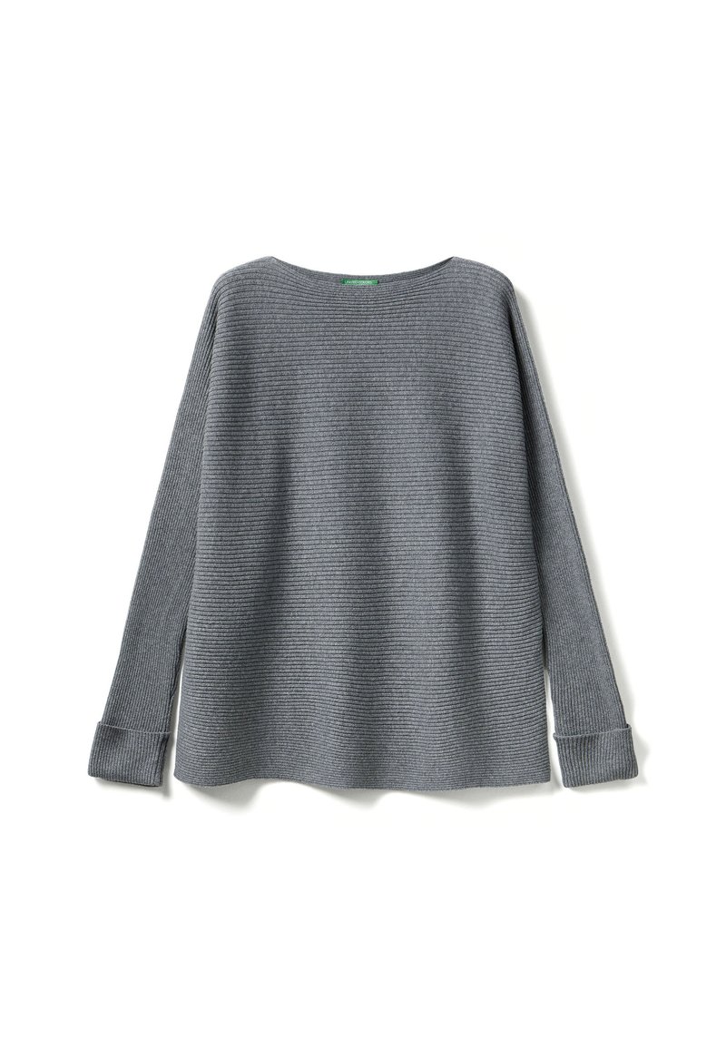 Maglione grigio a maniche lunghe con texture a costine, scollatura ampia e vestibilità rilassata. Le maniche presentano un leggero svaso. Etichetta visibile sul retro.