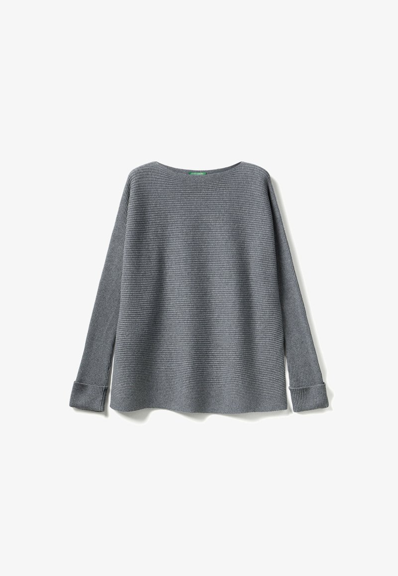 Grauer Pullover mit langen Ärmeln, gerippter Textur, weitem Ausschnitt und lockerer Passform. Die Bündchen haben eine leichte Flare. Etikett sichtbar an der Rückseite.