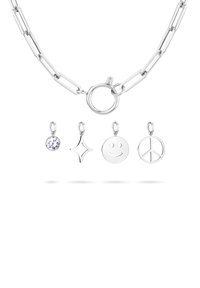 Silverhalsband med en krok, som har fyra avtagbara berlocker: en kristall, en stjärna, ett smiley-ansikte och en fredssymbol.