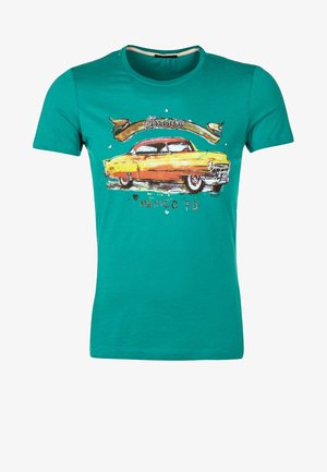 T-shirt vert à manches courtes avec une illustration vintage d'une voiture jaune et orange, texte "Chicano," et "Mexico 70" sur le devant.