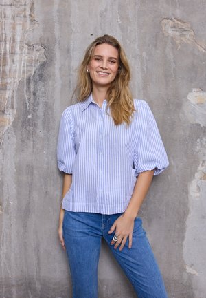 Gestreiftes Hemd aus hellblauem und weißem Baumwollstoff, mit durchgehender Knopfleiste, kurzen Puffärmeln und einem leicht verkürzten Saum.