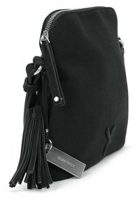 Borsa a tracolla nera in pelle perforata con hardware argentato, chiusura con zip, frange laterali e targhetta metallica con logo. Forma leggermente morbida.