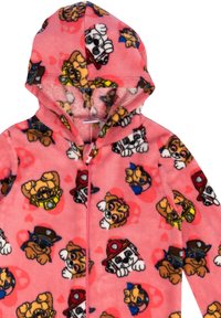 Giacca con cappuccio in pile rosa per bambini, decorata con volti di cuccioli di cartone animato colorati e piccoli cuori sparsi su tutta la superficie.