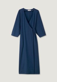 Robe portefeuille bleu marine en tissu doux, avec un décolleté en V, des manches trois-quarts et un détail de nœud sur le côté pour un look ajusté.