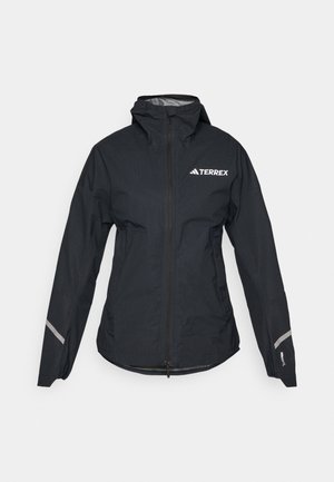 Veste imperméable noire avec capuche, zip intégral, poignets réglables et accents réfléchissants. Présente un logo blanc sur le coin supérieur gauche de la poitrine.