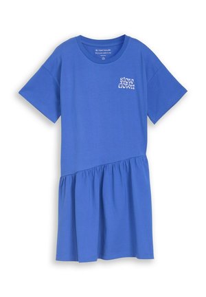 Robe bleue à manches courtes avec taille asymétriquement froncée et petit texte blanc « slow down » sur la partie supérieure gauche de la poitrine.
