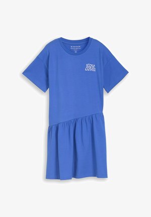 Robe bleue à manches courtes avec taille asymétriquement froncée et petit texte blanc « slow down » sur la partie supérieure gauche de la poitrine.
