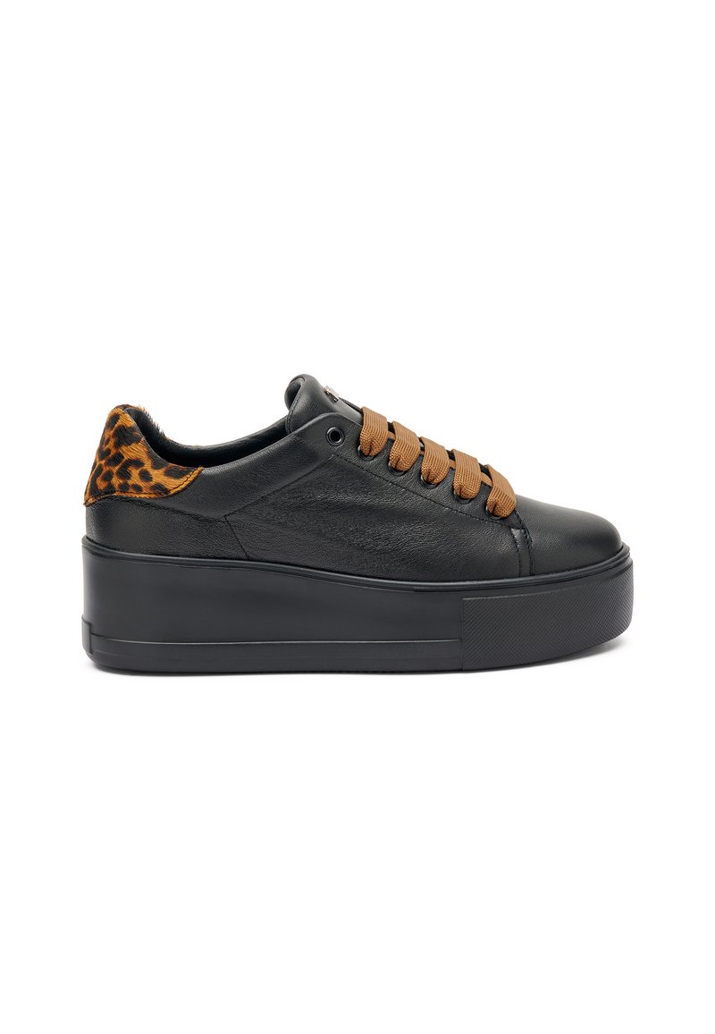 Sneaker in pelle nera con suola platform e dettaglio leopardato sul tallone. Presenta lacci marroni e pannello laterale testurizzato.