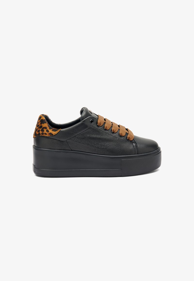 Sneaker in pelle nera con suola platform e dettaglio leopardato sul tallone. Presenta lacci marroni e pannello laterale testurizzato.
