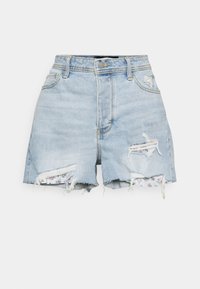 Shorts in denim azzurro chiaro con bordi sfrangiati, dettagli usurati e tessuto floreale che sbuca dall'orlo. Presentano un classico design a cinque tasche.