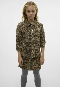 Jakna iz jeansa s tiskanjem leoparda z dolgimi rokavi, s kragnim ovratnikom in sprednjimi gumbi, v kombinaciji z ujemajočo se krilom z leopardskim vzorcem in sivimi leginami.