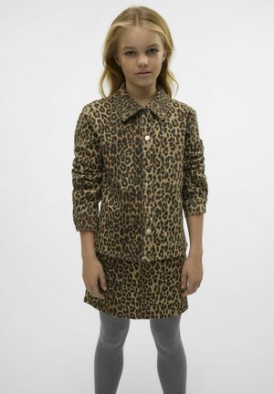 Jeansjacka med leopardmönster, långärmad, med krage och knappar framtill, i kombination med en matchande kjol i leopardmönster och grå leggings.