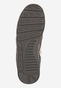 Suola di una sneaker marrone e nera con battistrada decorato, inclusi linee inclinate, forme a freccia e grip testurizzati, taglia 43 segnata sulla suola.