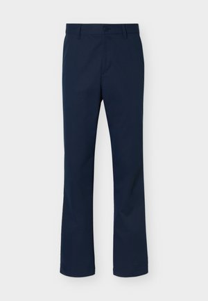 Pantalones de pierna recta azul marino con trabillas para cinturón, cierre de botón y cremallera, sobre un fondo claro y simple.