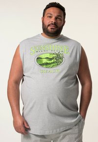 Canottiera grigia senza maniche con una vivace grafica verde di palme e la scritta "SUNSHINE MIAMI BEACH"; materiale in cotone morbido, vestibilità comoda.