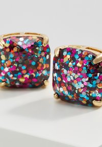 Gli orecchini quadrati presentano una base scura con glitter multicolore in rosa, blu e oro, incorniciati da dettagli in metallo tono oro.