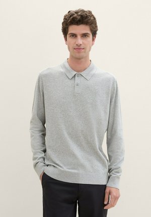 Hellgraues Langarm-Polohemd aus weichem Stoff, mit Kragen, einer Drei-Knopf-Leiste und gerippten Bündchen. Minimalistisches Design.