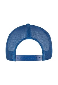 Blå mesh baseballcap med en plastikjusterbar rem bagpå, synlig syning og et ventilationsdesign.