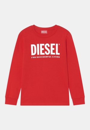 Czerwona koszula z długim rękawem z białym nadrukowanym napisem "DIESEL FOR SUCCESSFUL LIVING" na wysokości klatki piersiowej.