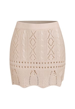Beżowa dzianinowa mini spódnica z wzorami rombów i warkoczy, rzędami oczek, szerokim pasem i falowanym dołem.