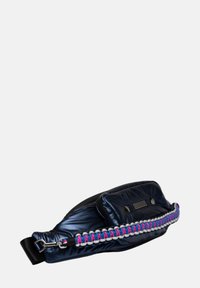 Navyblauwe gewatteerde heuptas met een textuur oppervlak, voorzien van een gevlochten band in roze en zilver, en een metalen sluiting aan de voorkant.