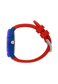 Rote Silikonarmbanduhr mit einem rechteckigen blauen Gehäuse, silbernen Elementen und einem einzelnen weißen Knopf an der Seite.