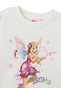 Sudadera blanca con un gráfico colorido de un hada con alas rosas, un vestido rosa adornado con destellos y detalles florales de fondo.