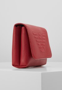 Emporio Armani Axelremsväska - red