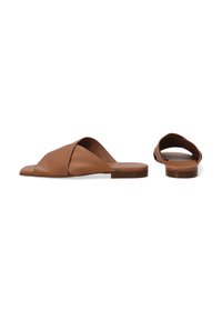 Brune læderslide sandaler med et krydsdesign, flad sål og åben bag. Glat tekstur og minimal dekoration.