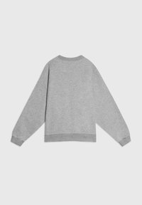 Szara bawełniana bluza z długim rękawem, z prążkowanym dekoltem w serek i mankietami, w luźnym kroju. Widok z tyłu pokazuje płaskie szwy i brak widocznych logo.