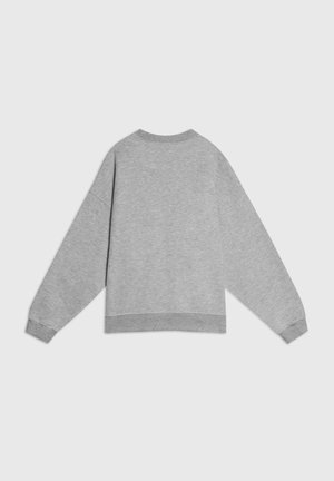 Szara bawełniana bluza z długim rękawem, z prążkowanym dekoltem w serek i mankietami, w luźnym kroju. Widok z tyłu pokazuje płaskie szwy i brak widocznych logo.