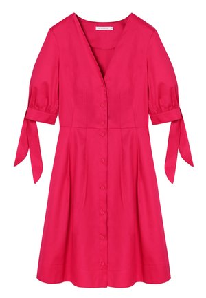 Helles pinkes Kleid mit V-Ausschnitt, Knöpfen vorne, halblangen Puffärmeln und gebundenen Manschetten, mit figurbetonter Taille und ausgestelltem Rock.