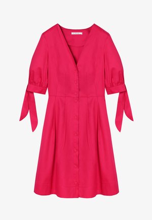 Helles pinkes Kleid mit V-Ausschnitt, Knöpfen vorne, halblangen Puffärmeln und gebundenen Manschetten, mit figurbetonter Taille und ausgestelltem Rock.