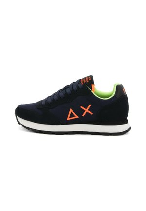 Granatowe buty sportowe z czarną podeszwą, pomarańczowym geometrycznym logo z boku, neonowo zielonym wnętrzem oraz pomarańczowym napisem na języku.