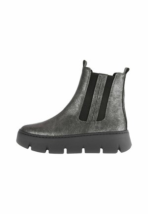 Bottine grise texturée à talon avec des panneaux latéraux élastiques et une semelle noire épaisse. Elle présente une finition lisse et un design à bout rond.