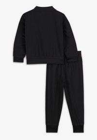 Schwarzer sportlicher Trainingsanzug aus glattem Stoff. Die Jacke hat einen Kragen und lange Ärmel; die Hose verfügt über elastische Bündchen und eine lockere Passform.