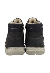 Dunkelgraue Knöchelstiefel mit einem Obermaterial aus strukturiertem Stoff, Kunstfellfutter und einer kontrastierenden hellgrauen Gummisohle. Reißverschluss an der Seite.