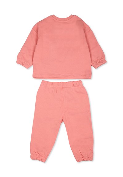 Ensemble de sweat-shirt rose et pantalon assorti, fabriqué en tissu doux. Le sweat-shirt a des manches longues et des poignets élastiques ; le pantalon possède une taille élastique.