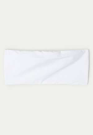 Bílý elastický látkový čelenka, obdélníkový tvar, hladká textura, navržená pro pohodlí a bezpečné uchycení, vhodná pro různé aktivity.