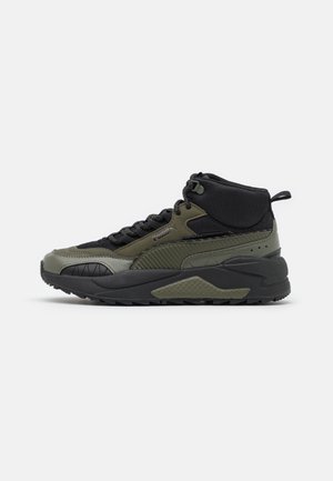 Wysokie sneakersy w kolorze czarnym i oliwkowozielonym z teksturowaną podeszwą, sznurowaniem z przodu, wyściełanym kołnierzem wokół kostki oraz paskiem na pięcie.