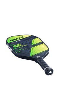 Babolat padle med et sort og neongrønt design, der har et struktureret greb og en rektangulær hovedform. Bemærkelsesværdige branding og mønstre er synlige.