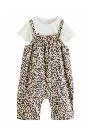 Overalls med leopardprint og beige bund, justerbare skulderstropper, to forlommer, kombineret med en hvid ribstrikket T-shirt. Blødt bomuldsstof.