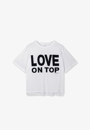 T-shirt blanc à manches courtes avec un grand texte noir "LOVE ON TOP" imprimé sur le devant et un petit logo "10DAYS" en dessous du texte.