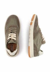 Grüne Leinenschuhe mit beigen Schnürsenkeln, strukturiertem Obermaterial, Gummisohle und orangefarbenen Akzenten an der Ferse. Minimalistisches Design und gepolsterter Kragen.