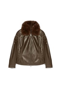 Giubbotto in pelle marrone con colletto in pelliccia sintetica, decorazioni borchiate sulle spalle e chiusura con zip. Texture morbida e design aderente.