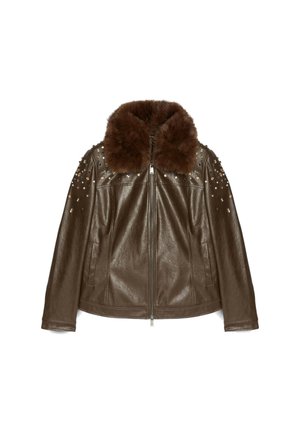 Veste en cuir brun avec un col en fausse fourrure, des embellissements cloutés aux épaules et une fermeture éclair. Texture lisse et design ajusté.