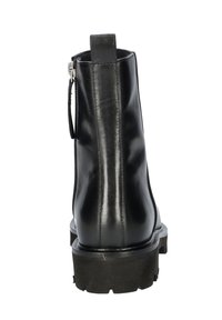 Bottine en cuir noir avec une finition lisse, fermeture éclair sur le côté et semelle en caoutchouc épaisse. Elle dispose d'une languette à l'arrière pour un enfilage facile.