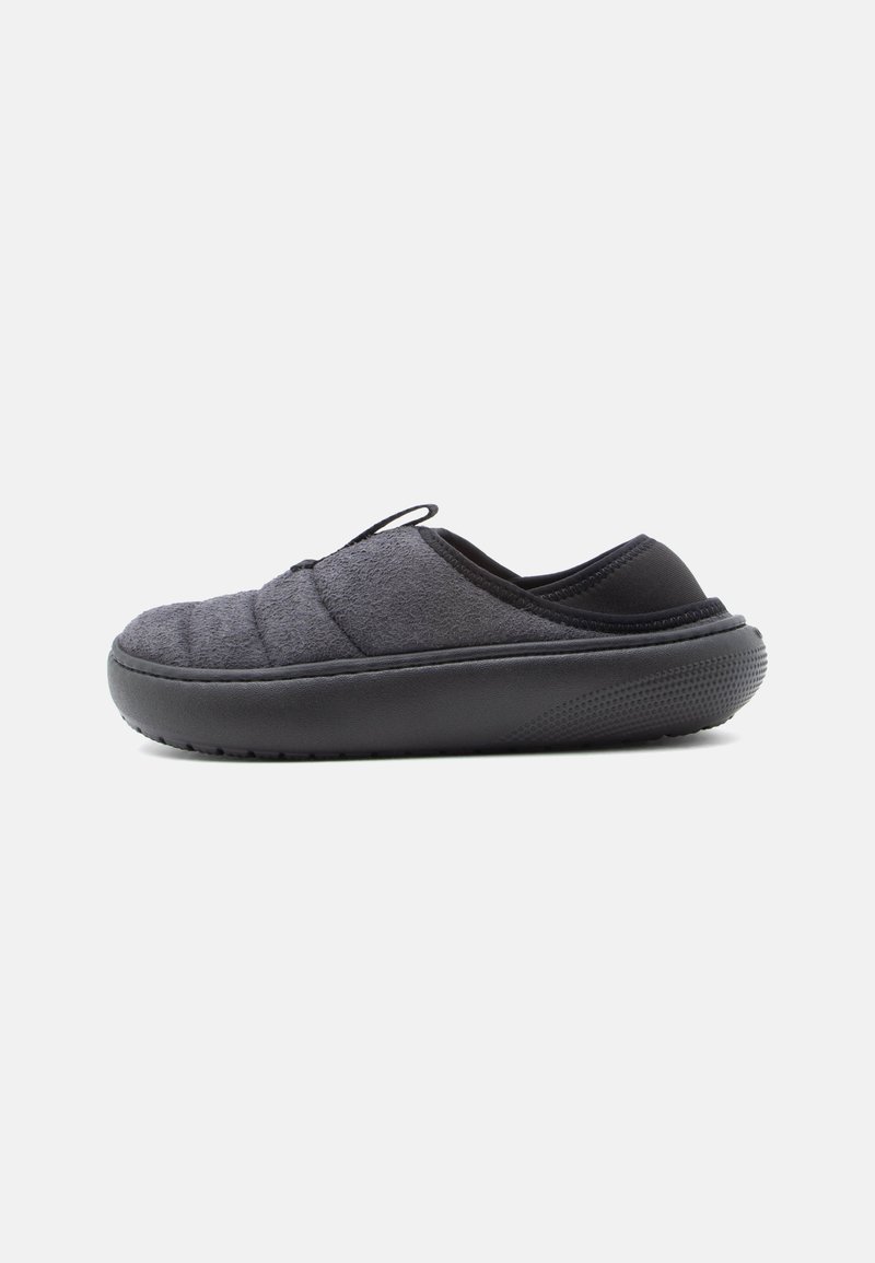 Pantofii slip-on din fleece gri închis, cu talpă groasă neagră și design fără spate, văzuți din lateral pe un fundal alb.