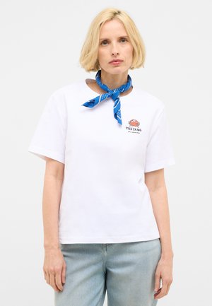 Weißes Baumwoll-T-Shirt mit kurzen Ärmeln, das ein rotes Krabbenlogo und den Text "MUSTANG" zeigt. Kombiniert mit hellblauen, leicht lockeren Jeans.