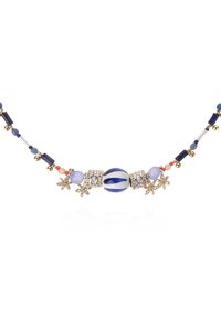 Collier en perles bleu et or avec des accents de fleurs décoratives, une perle centrale rayée, et diverses formes de perles dans des teintes de bleu et de rose.